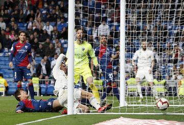 ¡¡MARCA CEBALLOS!! ¡Centro perfecto desde la derecha de Bale con el exterior que recibe Benzema en el segundo palo y la deja perfecta de cabeza para que el sevillano la empuje en el área pequeña!