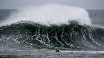 La ola de La Vaca rompiendo frente a un surfista y un jet ski durante la celebraci&oacute;n de La Vaca Gigante 2019, en Cueto, Santander, Cantabria (Espa&ntilde;a) en febrero del 2021. 