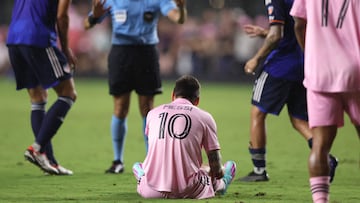 FORT LAUDERDALE, FLORIDA - OCTOBER 07: Lionel Messi #10 of Inter Miami on the field after a play against the FC Cincinnati during the second half at DRV PNK Stadium on October 07, 2023 in Fort Lauderdale, Florida.   Megan Briggs/Getty Images/AFP (Photo by Megan Briggs / GETTY IMAGES NORTH AMERICA / Getty Images via AFP)