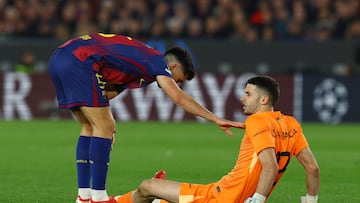 Soccer Football - UEFA Champions League - Round of 16 - Second Leg - FC Barcelona v Newcastle United - Spotify Camp Nou, Barcelona, Spain - March 18, 2026 FC Barcelona's Joan Garcia reacts after sustaining an injury REUTERS/Albert Gea