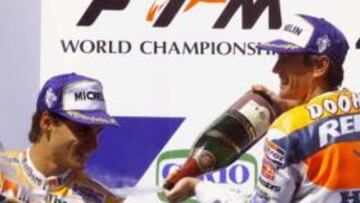 <b>DOS CAMPEONES. </b>Crivillé y Doohan, que dominaron la categoría de 500cc a finales de los 90.