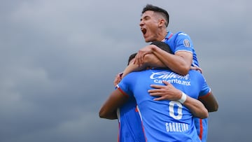 Jugadores de Cruz Azul festejan su gol en contra de los Pumas en el Estadio Olímpico Universitario.