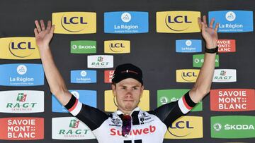 Stage winner Germany's Phil Bauhaus celebrates on the podium after winning the 175,5 km fifth stage of the 69th edition of the Criterium du Dauphine cycling race on June 8, 2017 between La Tour-de-Salvagny and Macon. / AFP PHOTO / PHILIPPE LOPEZ