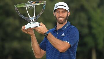 Dustin Johnson posa con el trofeo que le acredita como ganador. 