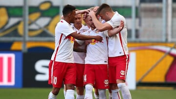 El equipo celebra el primer gol del partido. 