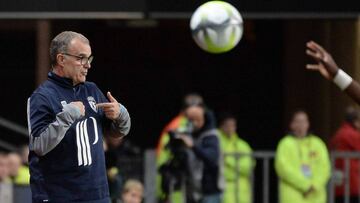 Lille&#039;s Argentinian head coach Marcelo Bielsa gestures during the French L1 football match between Rennes (SRFC) and Lille (LOSC) on October 21, 2017, at the Roazhon Park stadium in Rennes, western France. / AFP PHOTO / JEAN-SEBASTIEN EVRARD