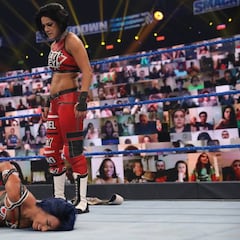 Bayley traiciona a Sasha Banks