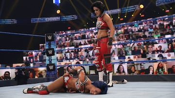 Bayley ataca a Sasha Banks en SmackDown.