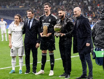 Modric, Iker Casillas, Courtois, Benzema y Zidane con el trofeo a Mejor Portero y el Balón de Oro.