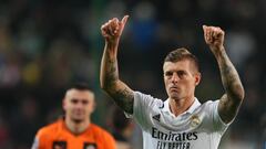 Kroos saluda a los aficionados del Real Madrid que viajaron a Varsovia al partido contra el Shakhtar.