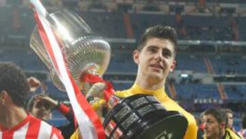 CON LA COPA. El portero del Atlético posa con la Copa ganada al Real Madrid en el Bernabéu.