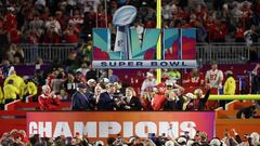 El comisionado Roger Goodell entrega al CEO de los Kansas City Chiefs, Clark Hunt, el trofeo Vince Lombardi Trophy tras vecer a los Philadelphia Eagles 38-35 en el Super Bowl LVII en el State Farm Stadium de Arizona.