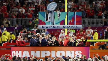 El comisionado Roger Goodell entrega al CEO de los Kansas City Chiefs, Clark Hunt, el trofeo Vince Lombardi Trophy tras vecer a los Philadelphia Eagles 38-35 en el Super Bowl LVII en el State Farm Stadium de Arizona.