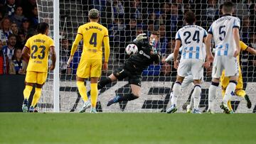 SAN SEBASTIÁN, 04/11/2023.- El guardameta alemán del FC Barcelona Marc-Andre ter Stegen (c) bloquea un disparo a puerta durante el partido de la jornada 12 de LaLiga que Real Sociedad y FC Barcelona disputan hoy sábado en el Reale Arena, en San Sebastián. EFE/Juan Herrero
