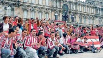 Las peñas del Sporting tiñeron ayer de rojiblanco a Coruña