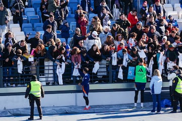 Los jugadores del Real Madrid al final del entrenamiento  atendieron a los aficionados que se dieron cita en el Di Stéfano, un día especial para la comunión del madridismo.