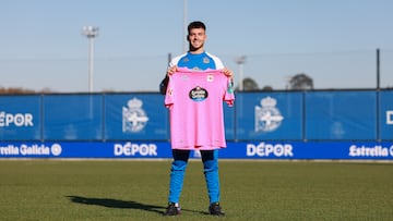 El portero Álvaro Fernández posa con la camiseta del Deportivo durante su presentación como nuevo jugador del equipo coruñés.
