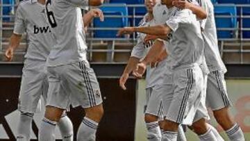 <b>EXHIBICIÓN. </b>Bueno celebra con sus compañeros el tanto que abrió la goleada.