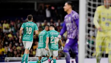 Jugadores del León festejan el primer gol que le anotaron al América en el estadio Azteca