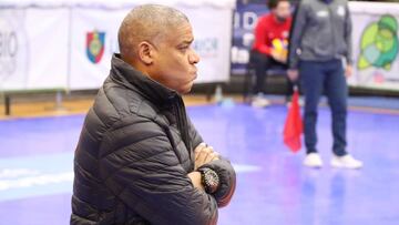 El cubano Juan Carlos Gala, t&eacute;cnico de la selecci&oacute;n masculina de voleibol de Per&uacute;.