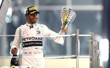 Lewis Hamilton en el podio del Gran Premio de Abu Dhabi.
