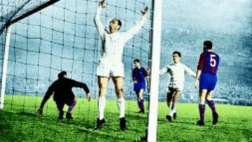 HISTORIA. Alfredo Di Stéfano celebra el gol 100 del Madrid en la Copa de Europa. El rival, el Barça.