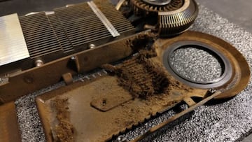 Un técnico informático repara una tarjeta gráfica de 2008 y muestra el motivo de la obstrucción: “No estoy fumando”