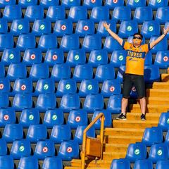 Aficionado de Tigres es sacado del 'Uni' por "reventar" al 'Tuca'