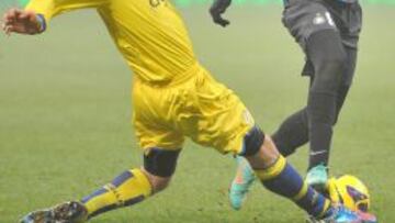 Ricardo Álvarez del Inter de Milán disputa el balón ante Matteo Abbate del Verona durante el juego de la Copa Italia que les enfrenta en el estadio Giuseppe Meazza de Milán (Italia) hoy, martes 18 de noviembre de 2012.