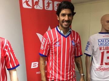 Estas son las 29 camisetas que ha vestido el 'Loco' Abreu