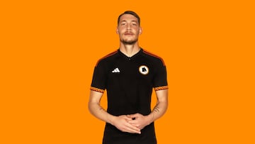 La Roma y Adidas presentaron la nueva equipaci¨®n alternativa para esta temporada. La nueva equipaci¨®n luce negra con el escudo de la Loba, que visti¨® el pecho romanista entre 1979 y 1997, y detalles art¨ªsticos recordando la ¨¦poca romana.