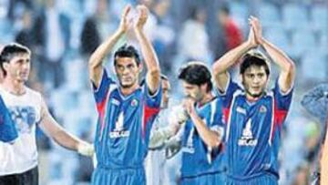 <b>Equipo al alza.</b> Los jugadores del Getafe agradecieron al Coliséum el apoyo recibido en la victoria ante el Real Madrid. Esos mismos héroes saltarán hoy al Nuevo Colombino.