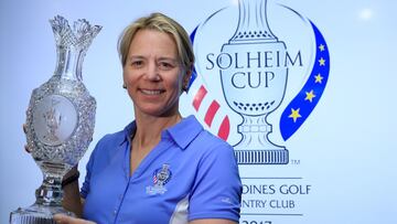 La exgolfista Annika Sorenstam posa con el trofeo de la Solheim Cup de 2017.