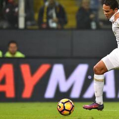 Genoa golea a un Milan gris que tuvo 57 minutos a Bacca