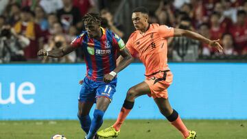 Wilfried Zaha disputa un bal&oacute;n en un amistoso contra el Liverpool.