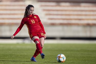 Más que de promesa, con Teresa Abelleira estaríamos hablando de una gran realidad. A sus 20 años, la joven de Pontevedra ha dejado su carta de presentación en la Primera Iberdrola con un nivel excelso. La mediocentro ha liderado al Depor al cuarto puesto de la clasificación en Primera, en medio de un recital futbolístico continuo de la de joya gallega. En sus botas, cabe la mezcla perfecta de fútbol, inteligencia, proyección y, sobre todo, espectáculo. Con ella sobre el verde, no dejan de sucederse las ruletas, los caños, los regates e incluso los golazos. Un talento pulido tanto en el Depor, donde ha jugado en los últimos tres años siendo una de las heroínas en el ascenso, como en las categorías inferiores de la Selección, ganando la Eurocopa Sub-19 y ocupando una posición indiscutible en el equipo que peleará el próximo verano por el Mundial Sub-20.