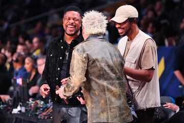 Chris Tucker y Guy Fieri durante el partido de las estrellas de la NBA en el Bankers Life Fieldhouse.