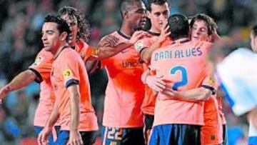 <b>DECISIVO. </b>Dani Alves felicita a Messi en uno de los dos goles que marcó el argentino en Riazor.