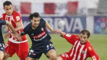 <b>CASI IMPOSIBLE. </b>Barral y De las Cuevas fueron dos de los jugadores sportinguistas que intentaron sacar al go positivo de Almería, pero no lo consiguieron.