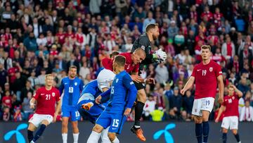 Oblak atrapa un balón durante el Noruega-Eslovenia en Oslo.