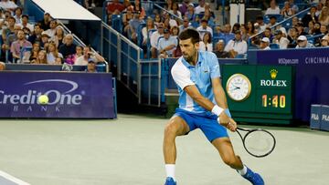 Novak Djokovic se prepara para golpear con su revés.