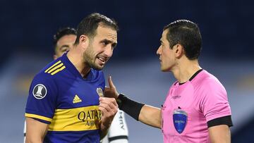 Soccer Football - Copa Libertadores - Round of 16 - First leg - Boca Juniors v Atletico Mineiro - Estadio La Bombonera, Buenos Aires, Argentina - July 13, 2021  Boca Juniors&#039; Carlos Izquierdoz remonstrates with referee Andres Rojas Pool via REUTERS/M