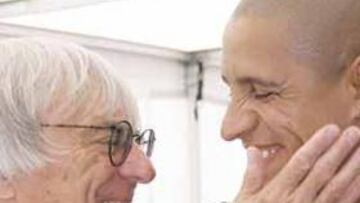 <b>SE IDOLATRAN. </b>Roberto Carlos saludo a Bernie Ecclestone antes de comenzar la carrera.