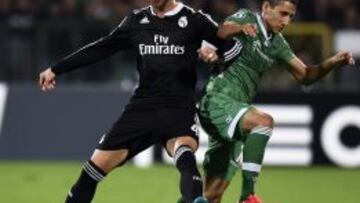 El jugador del Ludogorets, Mihail Aleksandrov lucha por la pelota con el defensa Sergio Ramos del Real Madrid durante el partido del Grupo B de la Liga de Campeones disputado en el estadio Vassil Levski de Sofía, Bulgaria hoy 1 de octubre de 2014.