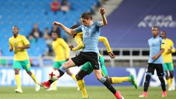 Fede Valverde pelea una pelota durante el Uruguay - Sud&aacute;frica