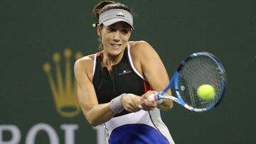 Garbi&ntilde;e Muguruza devuelve una bola ante Sachia Vickery durante el BNP Paribas Open de Indian Wells.