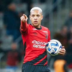 Xavi Hernández pushing to take Vitor Roque to Barcelona in January after Robert Lewandowski injury