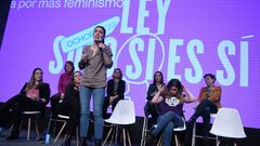 La ministra de Igualdad, Irene Montero, interviene en el encuentro feminista 'La fuerza que transforma', en el espacio Ventas, a 4 de marzo de 2023, en Madrid (España). Podemos ha organizado hoy un encuentro feminista con candidatas autonómicas de la formación a los comicios del 28-M y en vísperas de la celebración del 8M, el Día Internacional de la Mujer. El evento se despliega a tres días del debate en el pleno del Congreso sobre la toma en consideración del debate de la proposición de ley que el PSOE registró en solitario para reformar la ley 'solo sí es sí' y que ha generado tensión con los morados.
04 MARZO 2023;MUJER;8M;FEMINISMO;FEMINISTA
Fernando Sánchez / Europa Press
04/03/2023