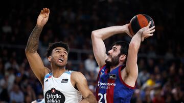 BARCELONA, 17/03/2024.-El jugador del Barcelona A. Abrines, y el jugador del Río Breogán A. Polite, durante el partido de la la jornada 25 de la Liga Endesa disputado en el Palau Blaugrana en Barcelona.-EFE/ Alberto Estévez