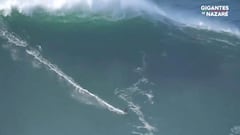 El surfista alem&aacute;n Sebastian Steudtner surfea la ola m&aacute;s grande del d&iacute;a en Nazar&eacute; (Portugal), donde est&aacute; rompiendo la marejada generada por el hurac&aacute;n Epsilon. 29 de octubre del 2020.